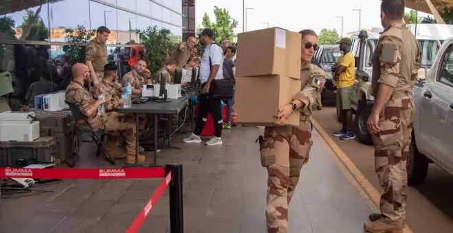 Llegan a París los primeros españoles evacuados desde Níger tras el golpe de Estado