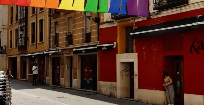 Un bar de Valladolid recupera la bandera LGTBI+ que la Policía requirió retirar