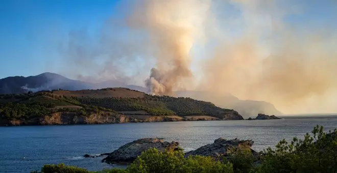 Los incendios en Catalunya y Andalucía obligan al desalojo y confinamiento de los vecinos en varias localidades