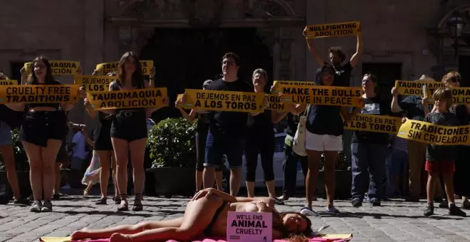 Un grupo de activistas se semidesnuda en protesta por las corridas de toros en Palma
