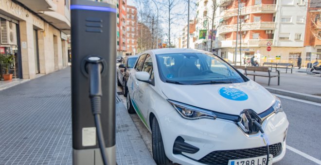 El pausado ritmo en la venta de coches eléctricos frena la recuperación total del sector en Catalunya