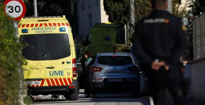 Una persona muerta y 13 heridas al volcar un camión sobre un bus en Lorca