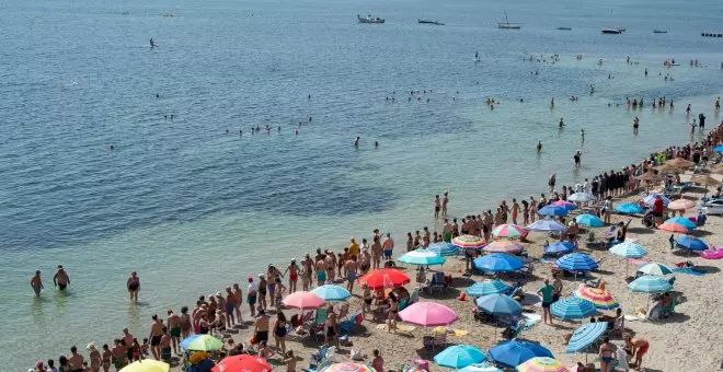Miles de personas 'abrazan' al Mar Menor para reclamar su recuperación