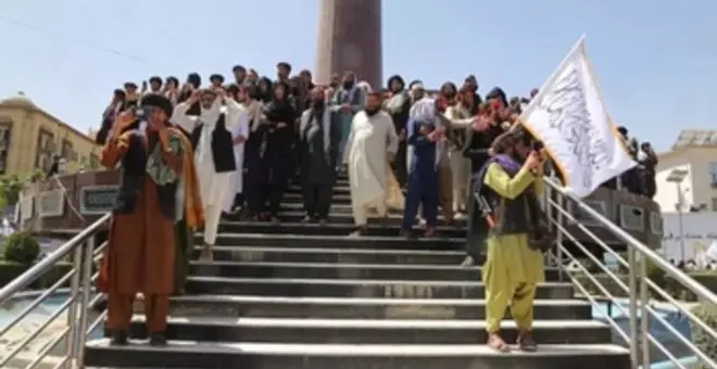 Talibanes celebran la "conquista de Kabul" frente a la pérdida de derechos de las mujeres