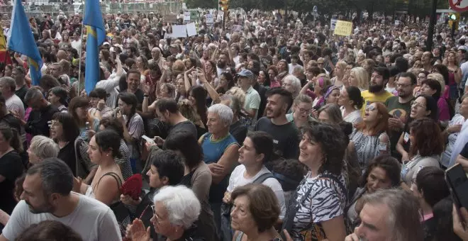 Una multitudinaria manifestación rechaza el regreso de la feria taurina gijonesa