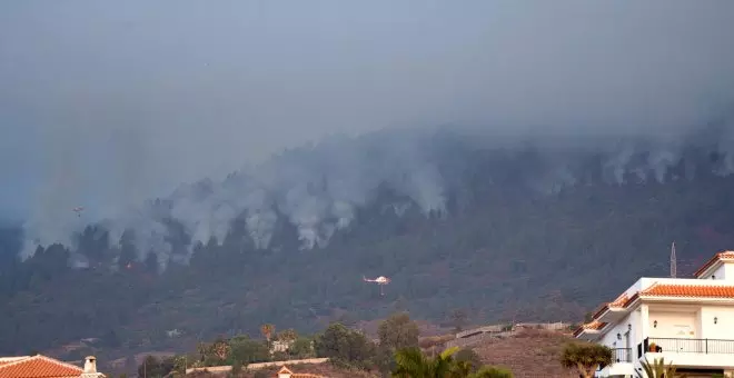 La fuerza del incendio forestal de Tenerife y la orografía dificultan su extinción