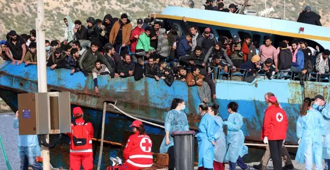 Los guardacostas griegos rescatan a 90 migrantes en aguas del Egeo