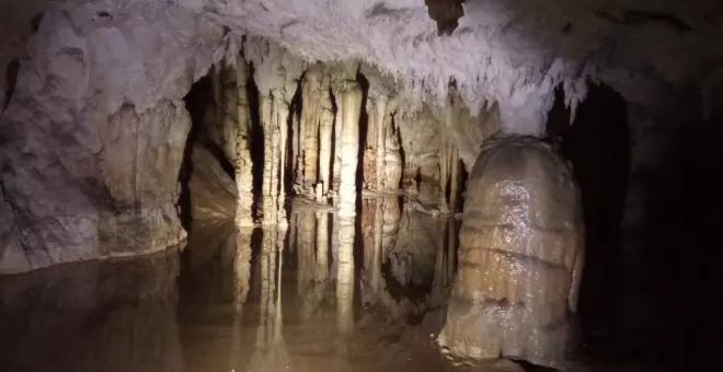 Rescatada una mujer de Toledo en la cueva de Coventosa tras sufrir un esguince