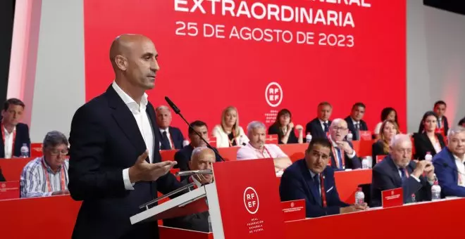 "A Rubiales le ha faltado agarrarse de sus partes (como en el palco) cuando repetía: 'No voy a dimitir'"