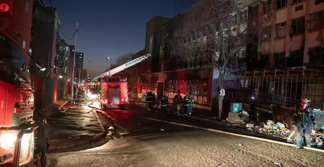 Mueren más de 70 personas en el incendio de un edificio en Johannesburgo