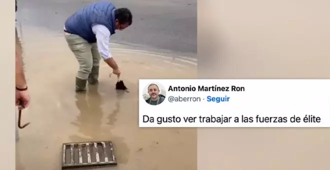 No, no es 'La hora chanante', es el alcalde de Boadilla desatascando una alcantarilla con música de 'Los Vengadores'