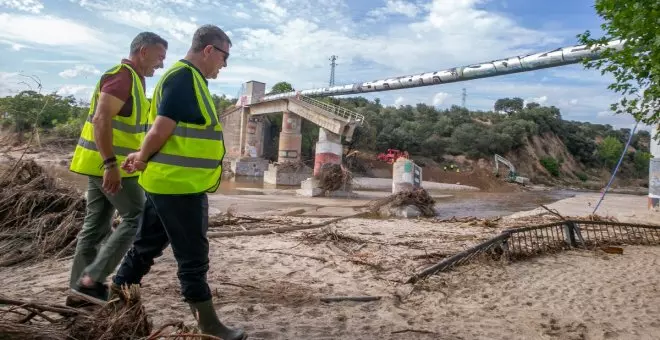 Primeros pasos en la compleja reparación de la tubería de Picadas: construir un dique y facilitar el acceso de camiones