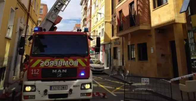 El riesgo de caída de losas de un edificio en Santoña obliga a los bomberos a intervenir