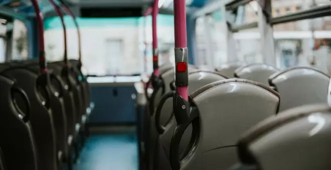 El olvido del niño con autismo en un autobús alerta del riesgo de la mala gestión de Ayuso en el transporte escolar