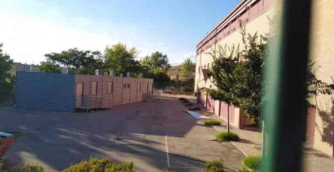 Ayuso abre un colegio en Rivas con obras y generadores de luz después de dos años con niños en barracones