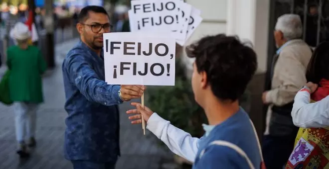 "Primero le ningunean y luego escriben mal su nombre": cachondeo con estos carteles de Feijóo repartidos en la protesta del PP