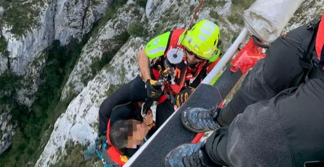 El helicóptero rescata a un montañero desorientado y caído en una ruta entre Cantabria y Asturias