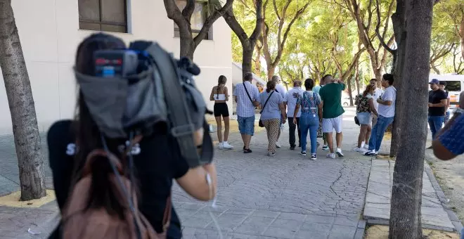 La dura espera de los familiares a la identificación de los cuerpos en Murcia: "La incertidumbre es difícil de consolar"