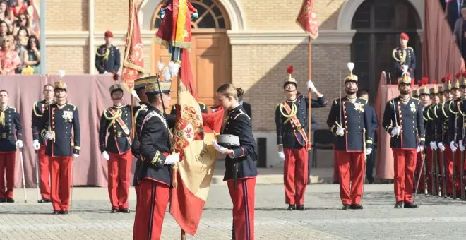 La princesa Leonor jura bandera en presencia de los reyes