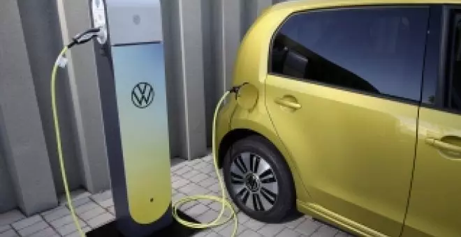 Volkswagen deja de fabricar su coche más barato y se lleva por delante el primer 'eléctrico del pueblo'