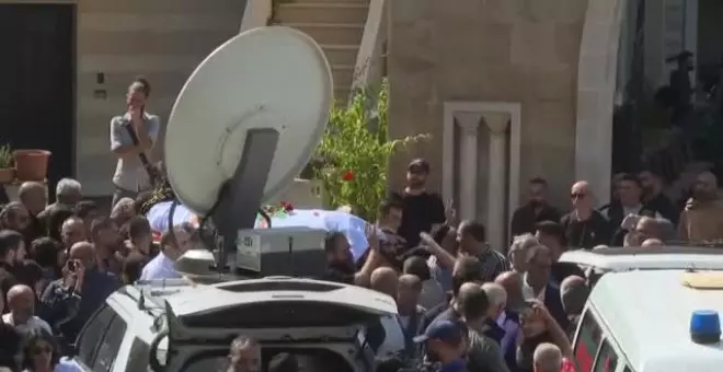 Cientos de personas asisten al funeral por el periodista de Reuters Issam Abdallah