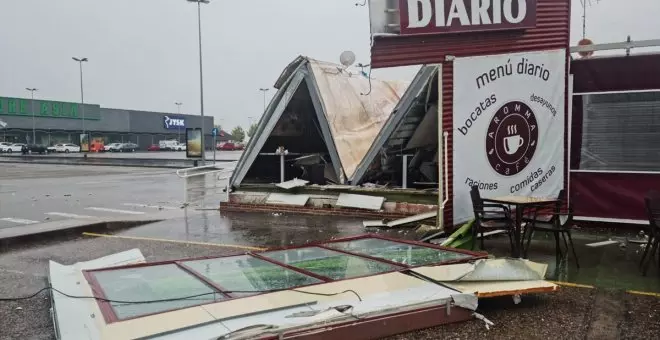 Se derrumba por las fuertes lluvias el techo de una cafetería en Talavera en pleno servicio y la gente escapa 'in extremis'
