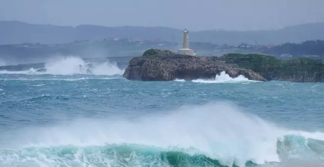 'Aline' deja en Cantabria olas de hasta 20 metros, vientos de 107 km/h y ramas y árboles caídos