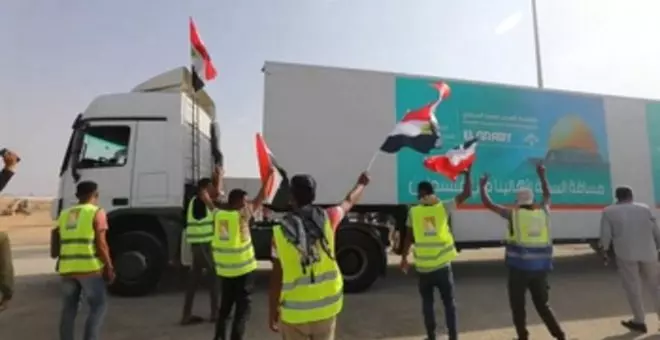 La ayuda humanitaria entra en Gaza a través del paso con Egipto