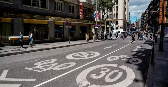 La realidad de las calles españolas: los coches ocupan el doble de espacio que los peatones