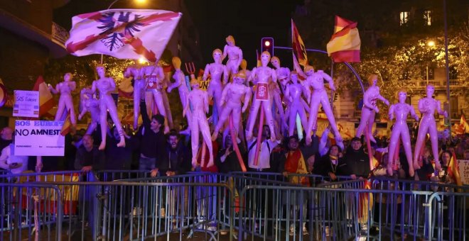 "Qué ascazo dan": censura unánime en las redes a las muñecas hinchables que se vieron en la protesta ultra en Ferraz