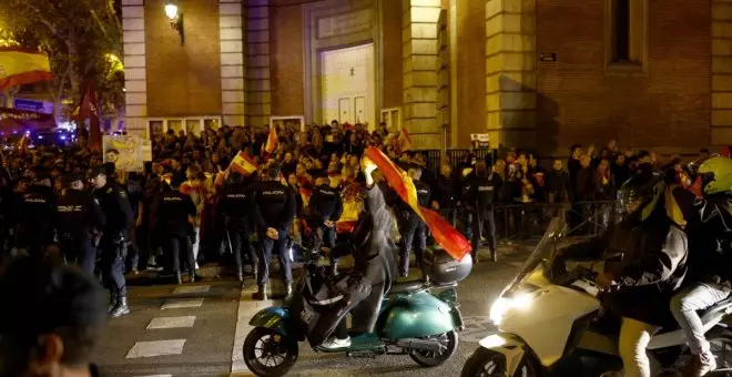 La Policía evita cortar Ferraz en la decimoctava noche de protestas, con menor afluencia, tras no ser notificada