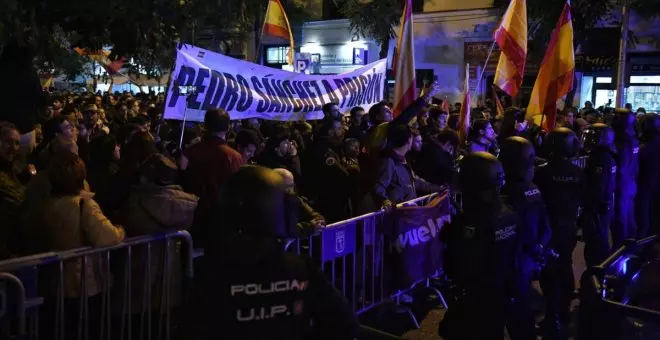 Consignas franquistas y gritos de “Sánchez a prisión” frente a la sede del PSOE en Madrid
