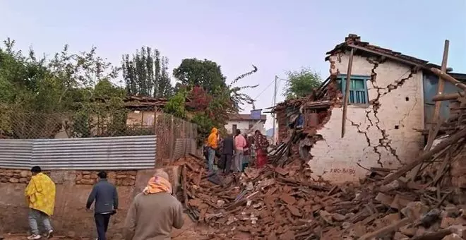 El terremoto de Nepal deja al menos 157 muertos y cientos de hogares dañados