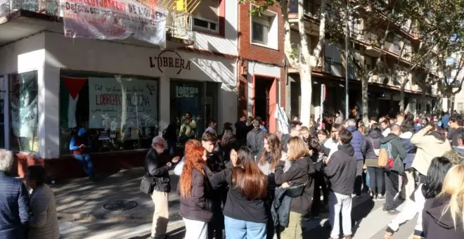Més de 400 persones eviten el desnonament del centre social ocupat L’Obrera de Sabadell