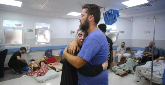 Trabajadores y pacientes evacúan el hospital Al Shifa de Gaza tras el asalto de las tropas de Israel