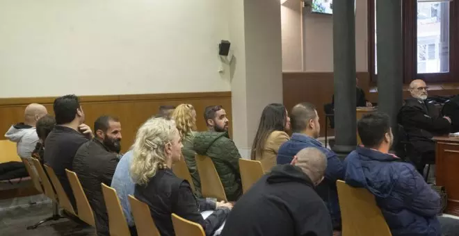 Un grupo de 14 neonazis condenados por atacar una mezquita en Barcelona se libra de la cárcel