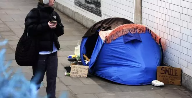 Polémica en Reino Unido por la amenaza de multas a las ONG que dan tiendas de campaña a las personas sin hogar