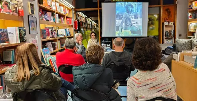 La librería Dlibros acoge en Torrelavega la presentación de '¿Quién mató a Jackie O?'