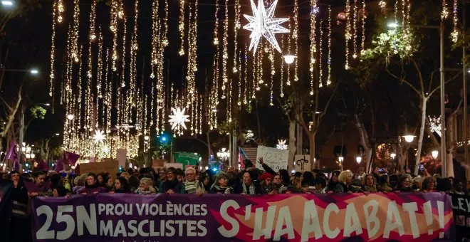 Milers de persones omplen el centre de Barcelona en la marxa feminista del 25-N per proclamar que "s'ha acabat"