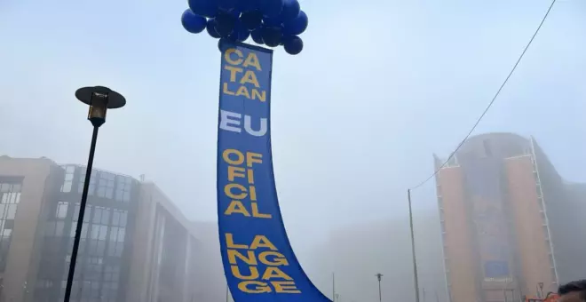 Plataforma per la Llengua desplega dues pancartes gegants davant el Consell de la UE a favor de l'oficialitat del català