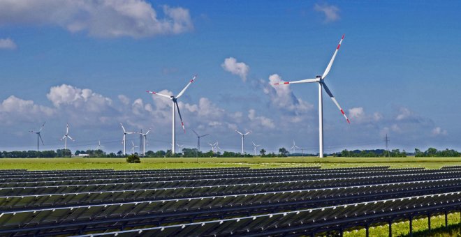 La energía renovable cae a precios de saldo pero no rebaja el recibo de la luz de hogares y empresas