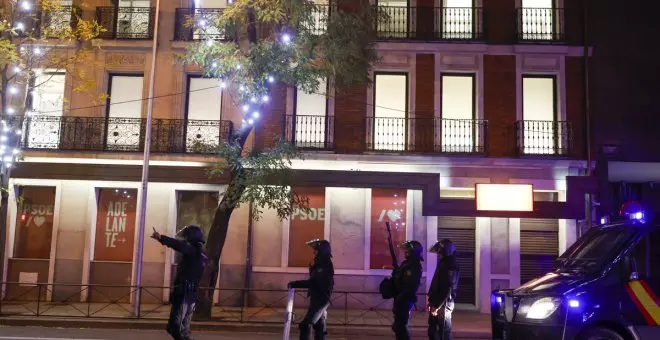 De la violencia ultra a los rezos nocturnos: así se han achicado las protestas contra la amnistía en Ferraz