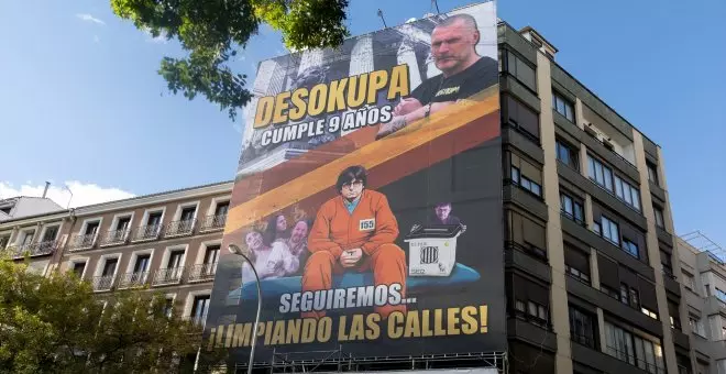 Los ultras de Desokupa colocan una lona en Madrid contra Puigdemont y Podemos: "Seguiremos limpiando las calles"