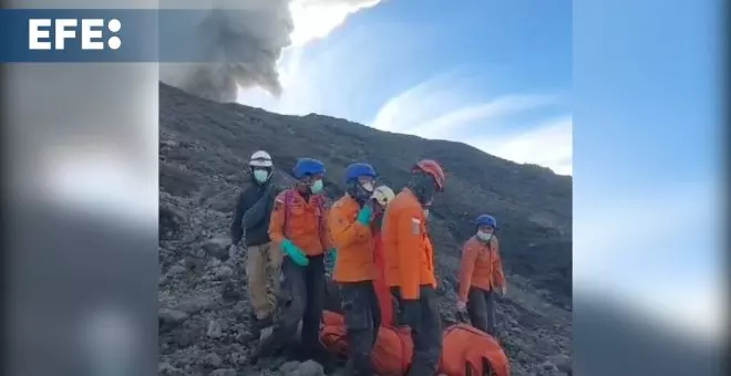 Continúa la búsqueda contrarreloj de 12 alpinistas tras la erupción de un volcán indonesio