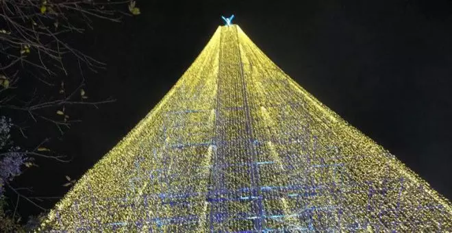 El árbol de Navidad más alto de Europa ya luce en Cantabria