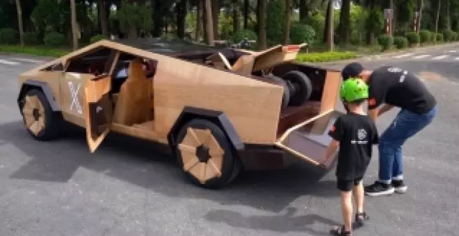 Este fan de Tesla ha construido una réplica exacta de la Cybertruck solo con madera