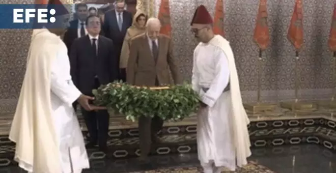 Albares comienza su visita a Rabat con una ofrenda floral en el mausoleo de Mohamed V