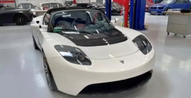 Este Tesla Roadster de 2010 ha vivido en una cápsula del tiempo y tiene sólo 61 kilómetros
