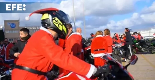 Unos 200 moteros recorren Menorca vestidos de Papá Noel para festejar la Navidad