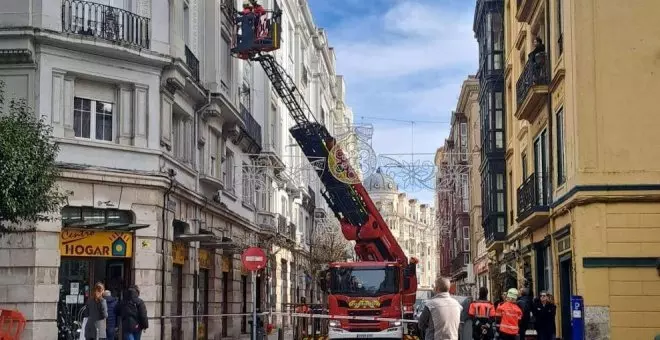 Los bomberos retiran elementos con riesgo de caer a la calle de una fachada en Hernán Cortés